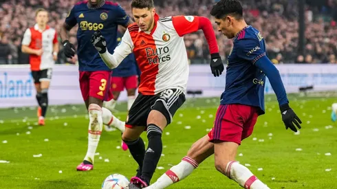 Santi Giménez gambeteó a Edson Álvarez y estuvo muy cerca de anotar.