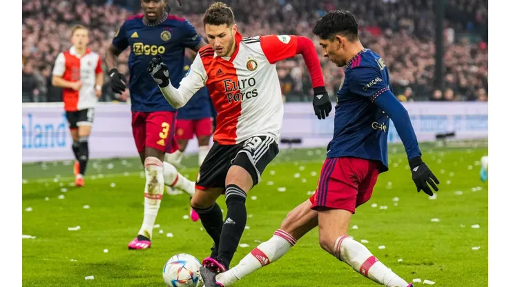 Santi Giménez gambeteó a Edson Álvarez y estuvo muy cerca de anotar.