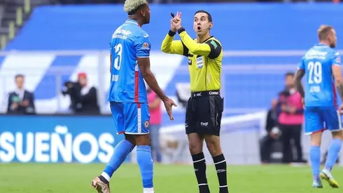 Estrada al momento de ser expulsado