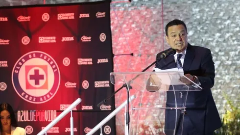 Víctor Velázquez en la presentación de los uniformes de Cruz Azul