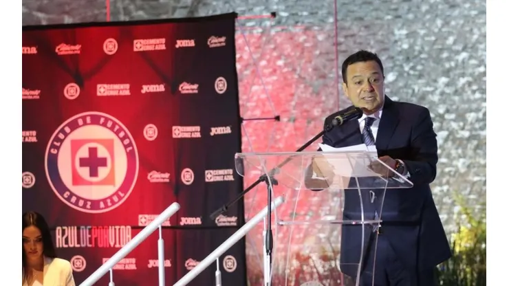 Víctor Velázquez en la presentación de los uniformes de Cruz Azul