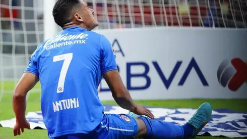 Antuna en un partido con Cruz Azul