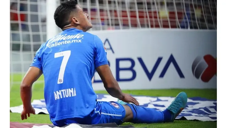 Antuna en un partido con Cruz Azul