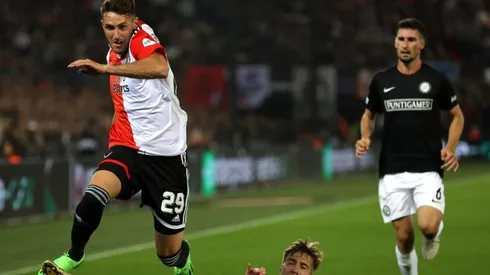 El delantero mexicano sigue sin hacerse un lugar en el once de los de Rotterdam