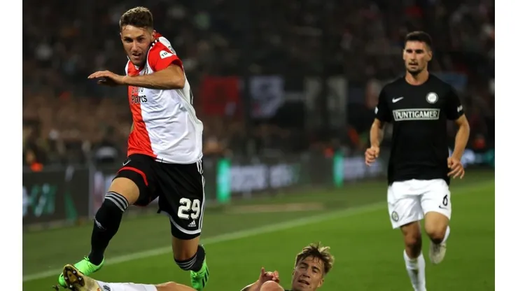 El delantero mexicano sigue sin hacerse un lugar en el once de los de Rotterdam