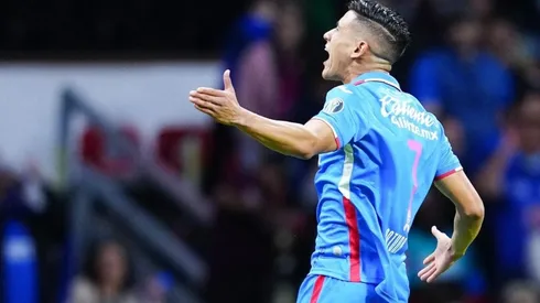 Uriel Antuna en un partido de Cruz Azul