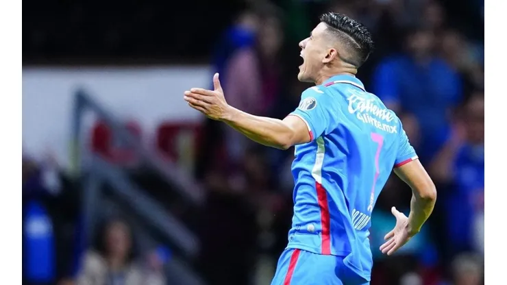 Uriel Antuna en un partido de Cruz Azul