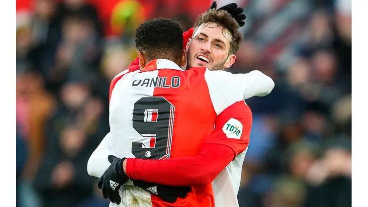 Santi Giménez dio dos asistencias en goleada del Feyenoord, una de ellas a Danilo.