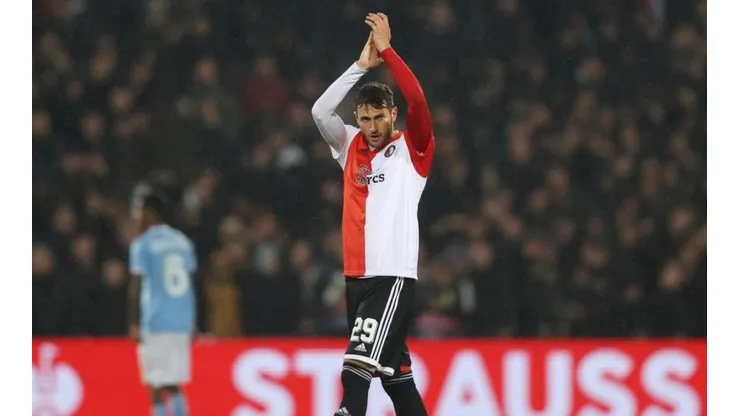 Santiago Giménez en un partido del Feyenoord