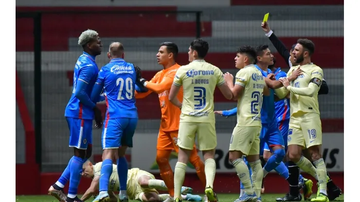 Durante el partido Cruz Azul contra América se presentó un conato de bronca.