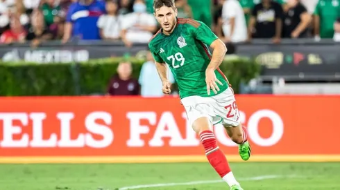 Santiago Giménez en un partido con la selección de México