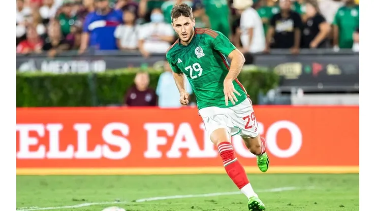 Santiago Giménez en un partido con la selección de México