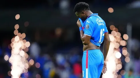 Michael Estrada en un partido con Cruz Azul