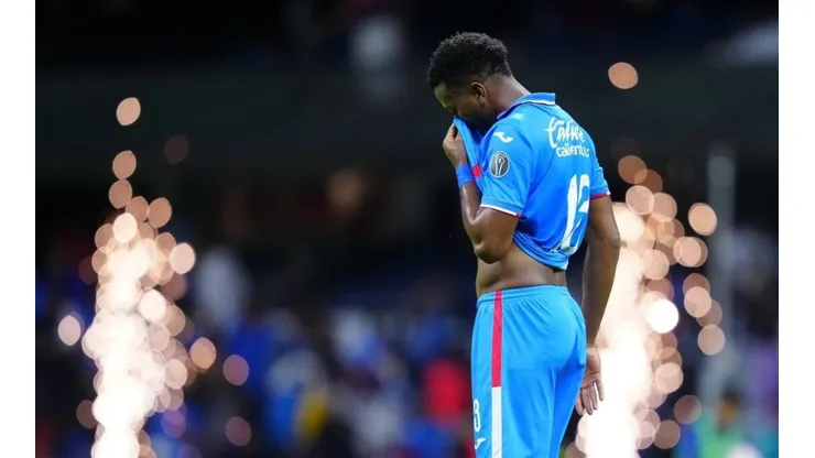Michael Estrada en un partido con Cruz Azul