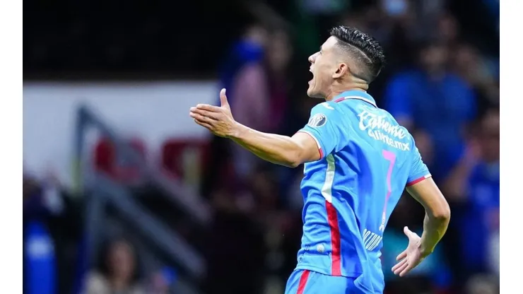 Uriel Antuna en un partido con Cruz Azul