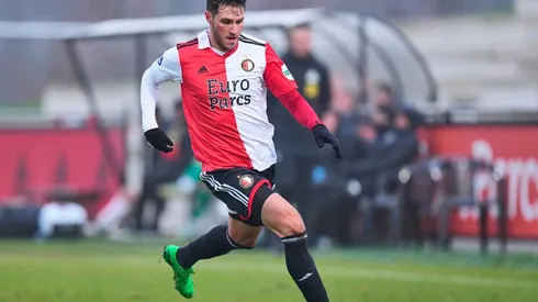 Santi Giménez arrancó como titular y firmó asistencia con el Feyenoord.