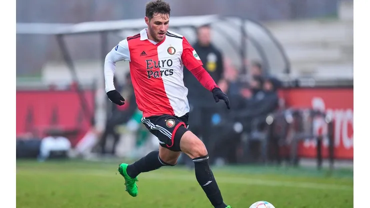 Santi Giménez arrancó como titular y firmó asistencia con el Feyenoord.
