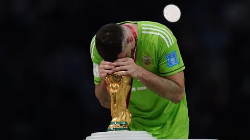 La FIFA le otorgó a Emiliano Martínez el Guante de Oro, como el mejor portero del Mundial.