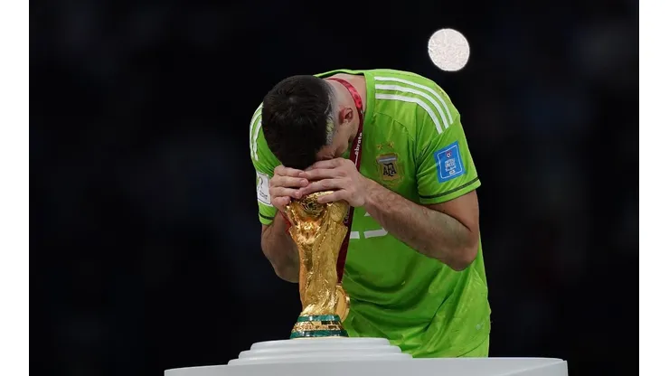 La FIFA le otorgó a Emiliano Martínez el Guante de Oro, como el mejor portero del Mundial.