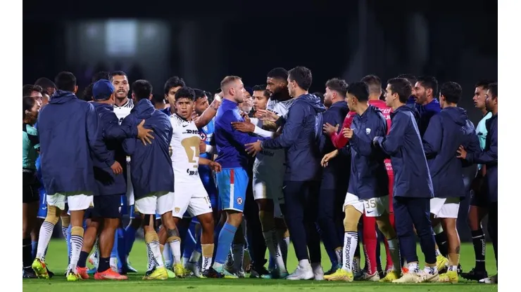 Jugadores de Cruz Azul y Pumas en plena gresca