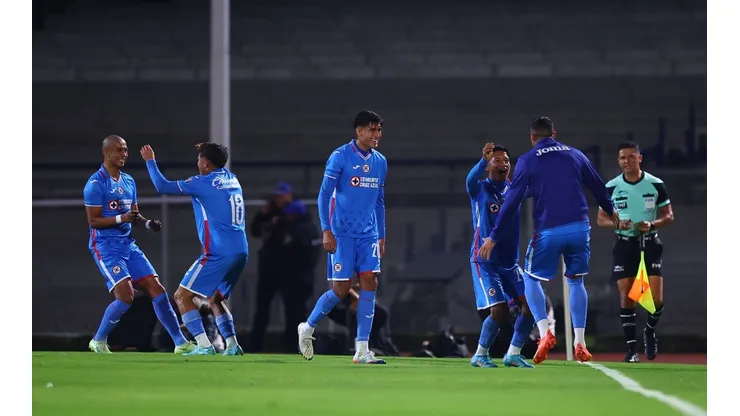 Se cuestiona que el delantero uruguayo le tapará salida a los jóvenes de Cruz Azul