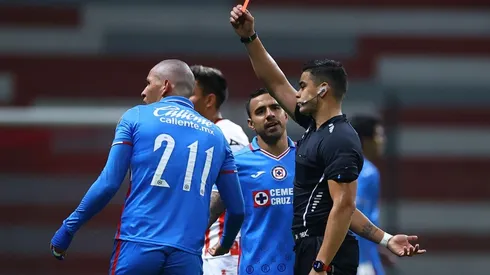 Marco Sánchez fue expulsado en su debut con el primer equipo de Cruz Azul.
