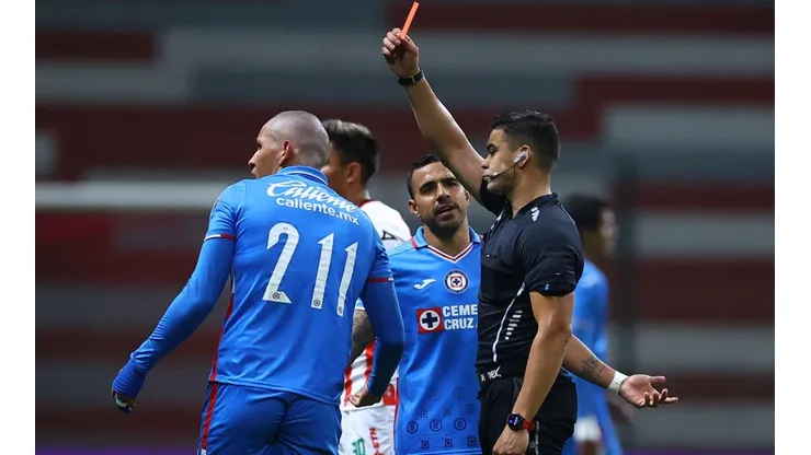 Marco Sánchez fue expulsado en su debut con el primer equipo de Cruz Azul.