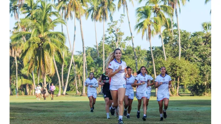 El primer equipo femenil de La Máquina realiza su pretemporada en playa en Ixtapa