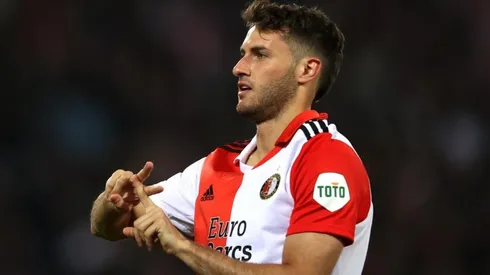 Santiago Giménez en un partido con el Feyenoord