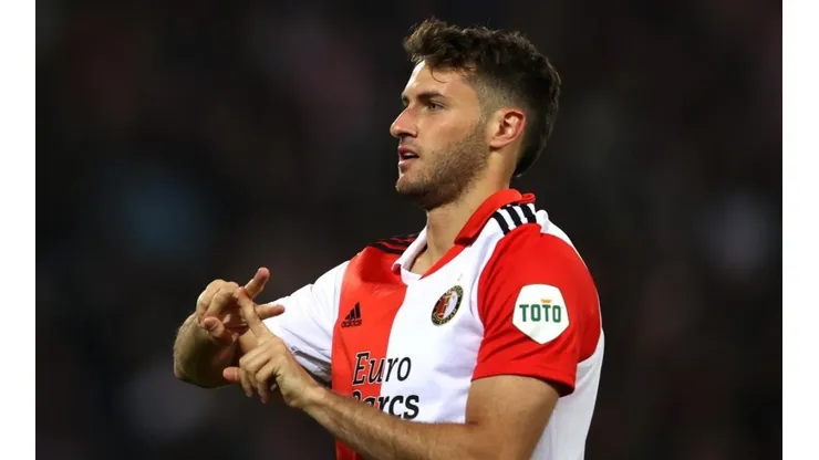 Santiago Giménez en un partido con el Feyenoord