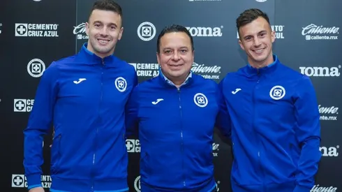 Víctor Manuel Velázquez posó con los dos refuerzos de Cruz Azul para el Clausura 2023.