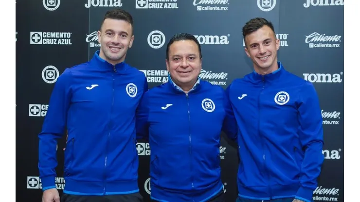 Víctor Manuel Velázquez posó con los dos refuerzos de Cruz Azul para el Clausura 2023.