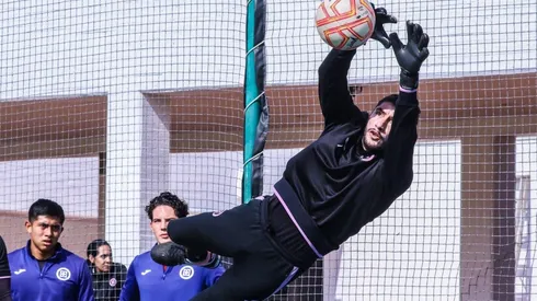 Jesús Corona durante el entrenamiento