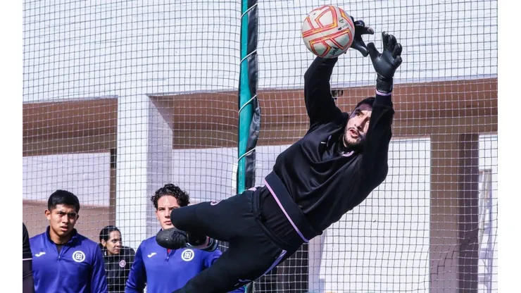 Jesús Corona durante el entrenamiento