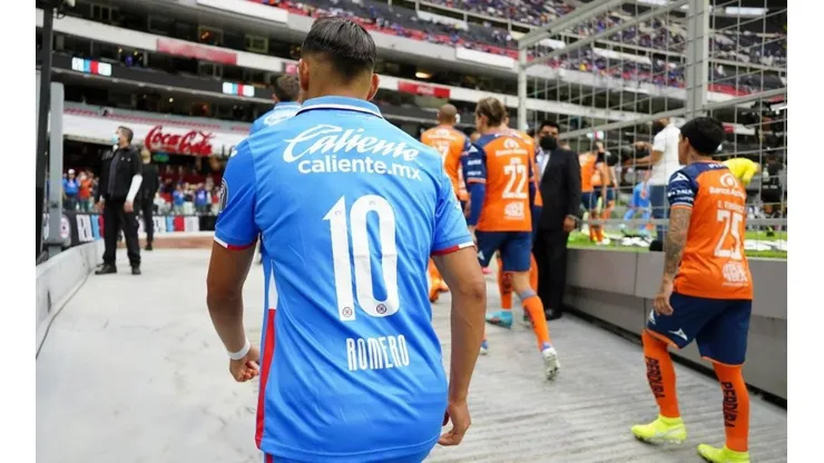 Ángel Romero en un partido con Cruz Azul
