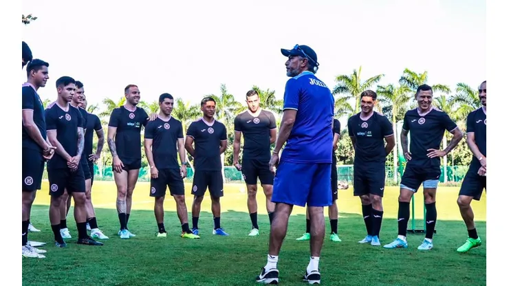 El Potro Gutiérrez seguirá como DT de Cruz Azul para el Clausura 2023.