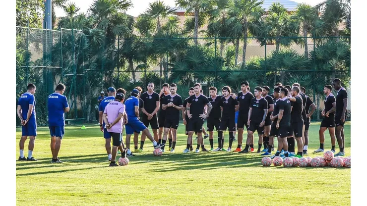 El "Potro" dirigiendo el entrenamiento de este viernes