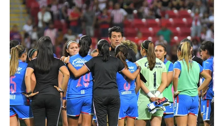 Roberto Pérez dejó de ser DT de Crzu Azul Femenil.