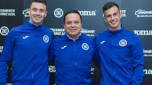 El presidente Víctor Manuel Velázquez con los dos refuerzos de Cruz Azul.