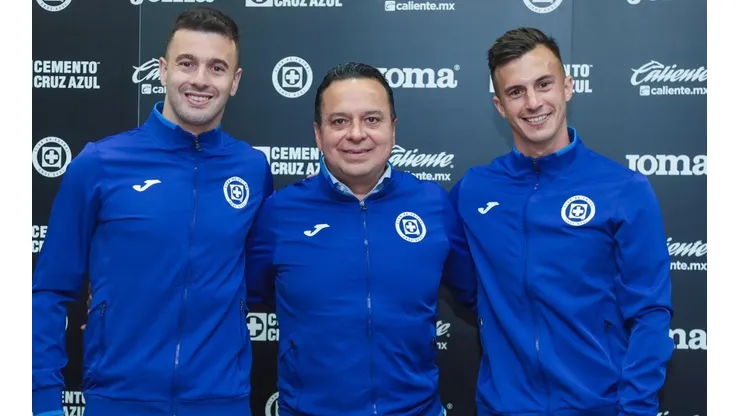 El presidente Víctor Manuel Velázquez con los dos refuerzos de Cruz Azul.