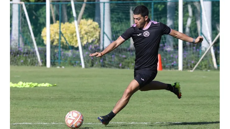 Erik Lira en un entrenamiento de Cruz Azul