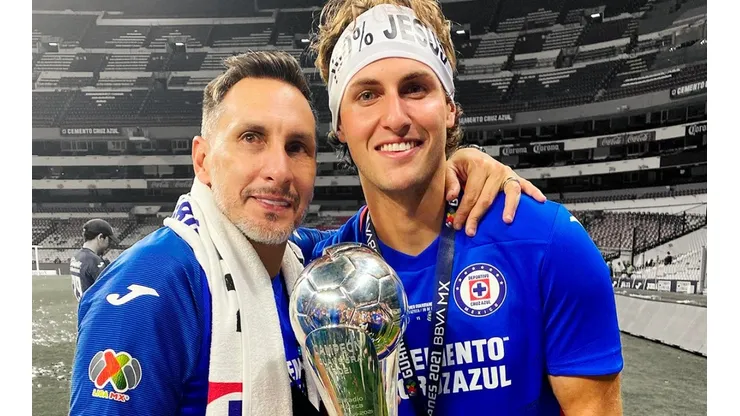 Chaco al lado de Santi Giménez el día que fue Campeón con Cruz Azul.