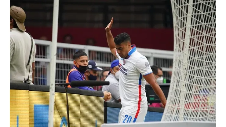Morales en un partido con Cruz Azul