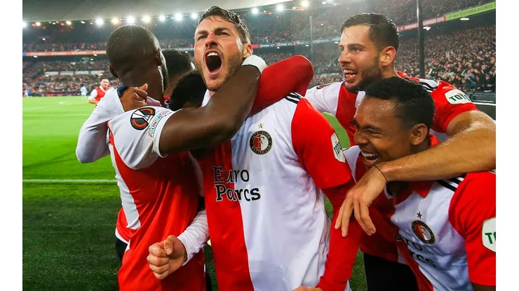 Santi Giménez firmó el gol del triunfo para el Feyenoord en la Europa League.