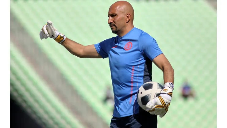 Tras su retiro de las canchas en 2019, el Conejo Pérez regresó a Cruz Azul para desempeñarse como preparador de porteros