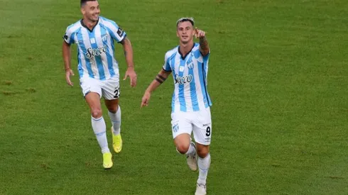 Carrera y Lotti en un partido con Atlético Tucumán