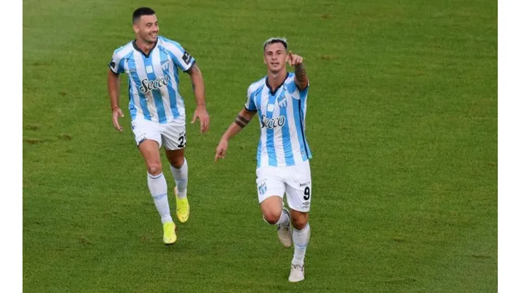Carrera y Lotti en un partido con Atlético Tucumán