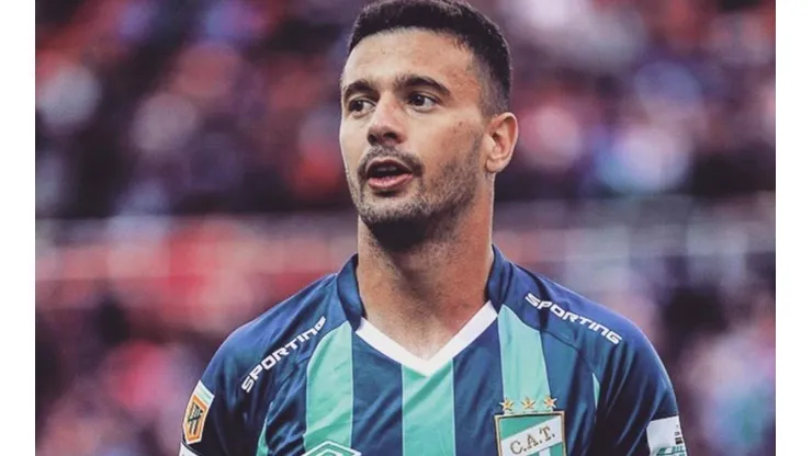 El mediocampista argentino en un partido con Atlético Tucumán