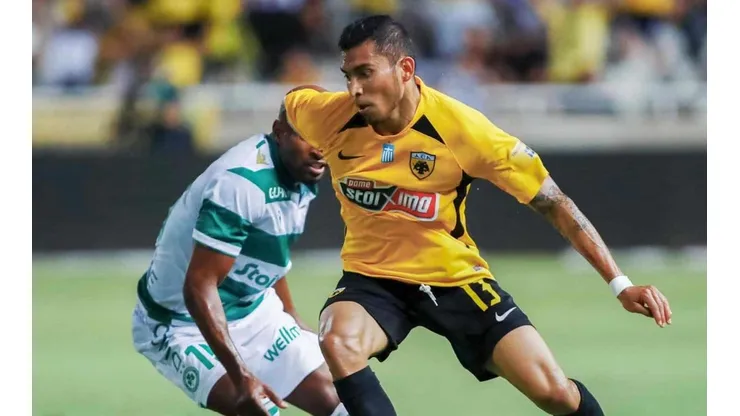 Orbelin Pineda en un partido del AEK