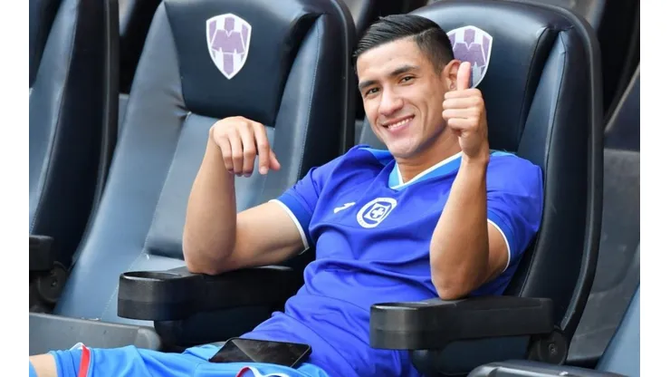 Uriel Antuna en un partido con Cruz Azul